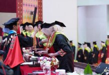 Wisuda Unhas, Rektor: Adaptasi Global dan Penguasaan Teknologi adalah Kunci Daya Saing FOTO: Prosesi Wisuda di Baruga A.P Pettarani, Kampus Unhas Tamalanrea, Makassar. Kamis (02/04).