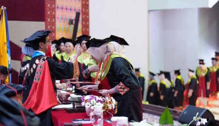 FOTO: Prosesi Wisuda di Baruga A.P Pettarani, Kampus Unhas Tamalanrea, Makassar. Kamis (02/04).