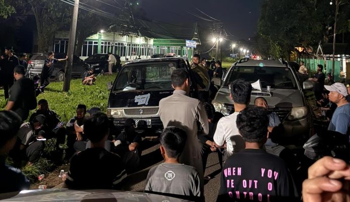 FOTO: Penutupan akses jalan menuju Pesantren Darul Istiqamah sejak Kamis, 2 April, terus memperburuk situasi bagi pihak keluarga yang sedang mempersiapkan pernikahan. (ist)