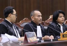 Mempertegas Diferensiasi Advokat dan LBH dalam Sistem Hukum Indonesia FOTO: Kuasa Hukum Pemohon saat meyampaikan pokok permohonan pada sidang panel pendahuluan uji Undang-Undang Nomor 20 Tahun 2025 tentang Kitab Undang-Undang Hukum Acara Pidana, Kamis (02/04) di Ruang Sidang MK. (Foto Humas/Ifa)