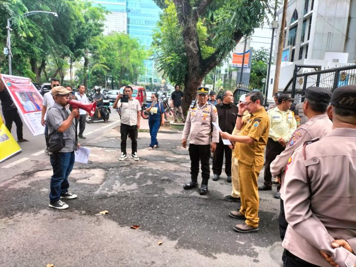 FOTO: Forum Aktivis Peduli Keadilan Sumatera Utara saat menggelar aksi unjuk rasa di kota Medan.