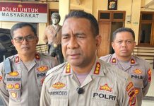 Aksi Unras FIMWP, Kapolresta: Kedepan Penyampaian Aspirasi Harus Bisa Jamin Kelancaran Kamtibmas FOTO: Kapolresta Jayapura Kota Kombes Pol Fredrickus W. A. Maclarimboen, S.I.K., M.H., CPHR saat diwawancarai di Abepura, Selasa (7/4) siang saat monitoring pelaksanaan aksi unras. (Humas Polresta Jayapura)