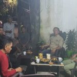 Turun Malam, Lurah Syarifuddin Gaspol Edukasi Pilah Sampah di Tamamaung FOTO: Lurah Tamamaung, Syarifuddin, melakukan inspeksi malam di Jalan Gotong Royong Lorong 1 & 2 pinggir kanal, wilayah RW 01. Kegiatan yang berlangsung pukul 20.00–22.00 ini dihadiri ketua RT/RW serta warga setempat. Selasa, 7 April 2026