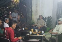 Turun Malam, Lurah Syarifuddin Gaspol Edukasi Pilah Sampah di Tamamaung FOTO: Lurah Tamamaung, Syarifuddin, melakukan inspeksi malam di Jalan Gotong Royong Lorong 1 & 2 pinggir kanal, wilayah RW 01. Kegiatan yang berlangsung pukul 20.00–22.00 ini dihadiri ketua RT/RW serta warga setempat. Selasa, 7 April 2026