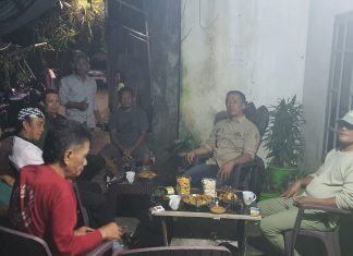 Turun Malam, Lurah Syarifuddin Gaspol Edukasi Pilah Sampah di Tamamaung FOTO: Lurah Tamamaung, Syarifuddin, melakukan inspeksi malam di Jalan Gotong Royong Lorong 1 & 2 pinggir kanal, wilayah RW 01. Kegiatan yang berlangsung pukul 20.00–22.00 ini dihadiri ketua RT/RW serta warga setempat. Selasa, 7 April 2026