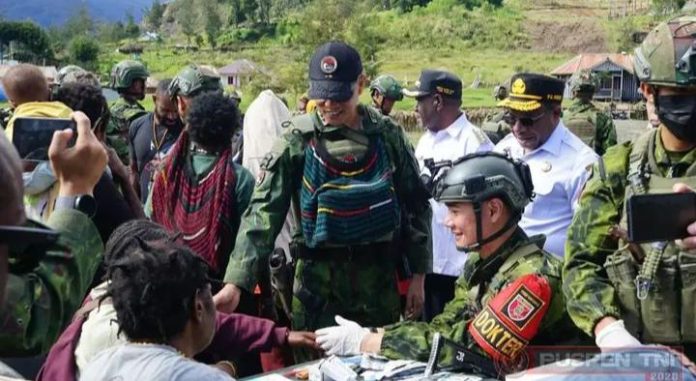 FOTO: TNI melalui Koops TNI Habema, melaksanakan kegiatan bakti sosial berupa pembagian sembako, pelayanan kesehatan, serta pemberian makan bergizi gratis kepada masyarakat Distrik Gome, Kabupaten Puncak, Papua Tengah, Rabu (8/4/2026). (Puspen TNI).