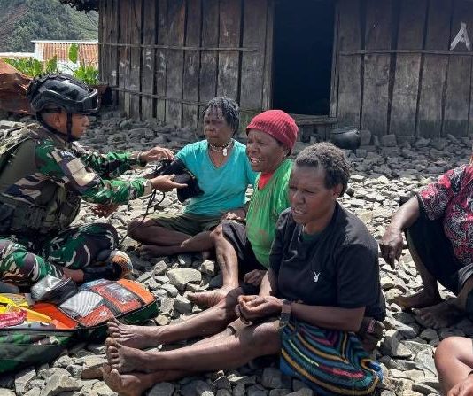 TNI Hadirkan Harapan Lewat Pelayanan Kesehatan dari Honai Ke Honai FOTO: Satgas Yonif 743/PSY melaksanakan layanan kesehatan ke masyarakat di Kampung Pruleme, Distrik Mulia, Kabupaten Puncak Jaya, Provinsi Pegunungan Papua. Sabtu (11/4/2026). (Dok. Kodam XVII/Cendrawasih)