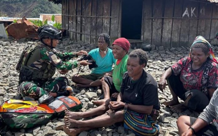 FOTO: Satgas Yonif 743/PSY melaksanakan layanan kesehatan ke masyarakat di Kampung Pruleme, Distrik Mulia, Kabupaten Puncak Jaya, Provinsi Pegunungan Papua. Sabtu (11/4/2026). (Dok. Kodam XVII/Cendrawasih) 