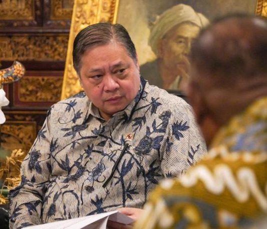 Menko Airlangga Terima Kunjungan Gubernur Papua Barat FOTO: Menteri Koordinator Bidang Perekonomian, Airlangga Hartarto menerima kunjungan Gubernur Papua Barat, Dominggus Mandacan, di Kantor Kemenko Perekonomian di Jakarta. (Dok Kemenko perekonomian)