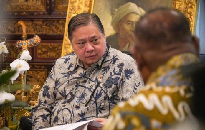 FOTO: Menteri Koordinator Bidang Perekonomian, Airlangga Hartarto menerima kunjungan Gubernur Papua Barat, Dominggus Mandacan, di Kantor Kemenko Perekonomian di Jakarta. (Dok Kemenko perekonomian)