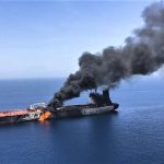 Iran Tembak Kapal Tanker di Selat Hormuz Menggunakan Kapal Serang Cepat FOTO: Salah satu kapal tanker yang jadi sasaran TSM-Militer Iran di Selat Hormuz, Minggu, 19-04-2026. (Dok via Facebook)