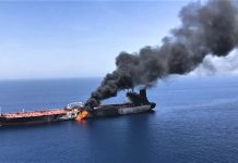 Iran Tembak Kapal Tanker di Selat Hormuz Menggunakan Kapal Serang Cepat FOTO: Salah satu kapal tanker yang jadi sasaran TSM-Militer Iran di Selat Hormuz, Minggu, 19-04-2026. (Dok via Facebook)