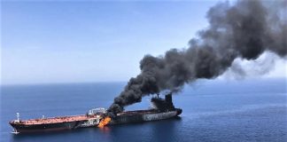Iran Tembak Kapal Tanker di Selat Hormuz Menggunakan Kapal Serang Cepat FOTO: Salah satu kapal tanker yang jadi sasaran TSM-Militer Iran di Selat Hormuz, Minggu, 19-04-2026. (Dok via Facebook)