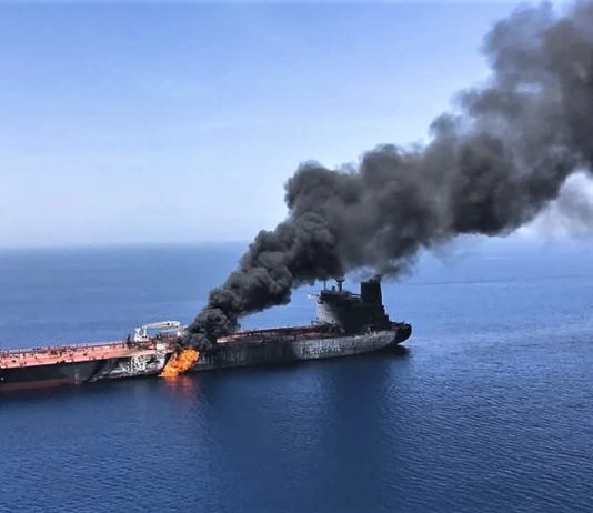 Iran Tembak Kapal Tanker di Selat Hormuz Menggunakan Kapal Serang Cepat FOTO: Salah satu kapal tanker yang jadi sasaran TSM-Militer Iran di Selat Hormuz, Minggu, 19-04-2026. (Dok via Facebook)