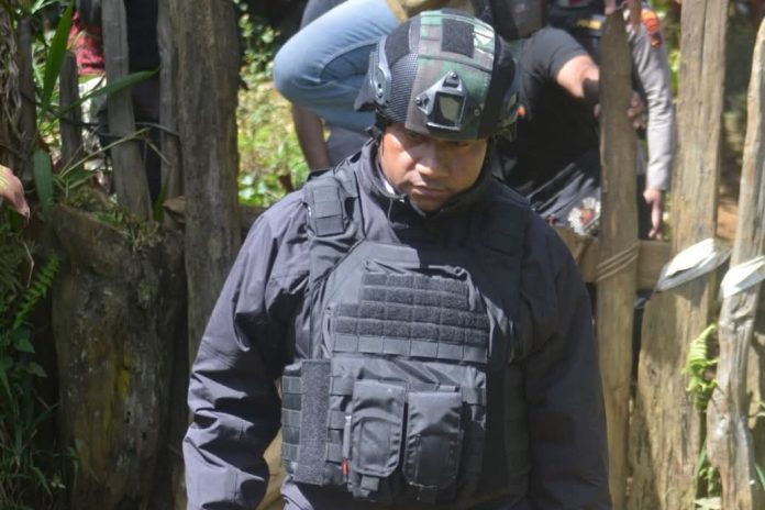 FOTO: Yan Permenas Mandenas saat meninjau lokasi tewasnya seorang anak akibat luka tembak di Kampung Jigiunggi, Distrik Sinak, Kabupaten Intan Jaya Papua Tengah. (Dokumen dari akun media sosial milik Yan Permenas Mandenas) 