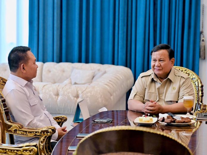 FOTO: Presiden Prabowo saat memanggil Jenderal TNI (Purn) Dudung Abdurachman di Istana Merdeka, Jakarta, pada Selasa, 21 April 2026. (Dok Seskab) 