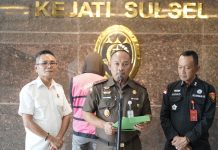 Tim Tabur Kejagung dan Kejati Sulsel Ringkus DPO Tersangka Dugaan Korupsi IM di Apartemen FOTO: Wakil Kepala Kejaksaan Tinggi Sulawesi Selatan, Prihatin, saat menggelar keterangan pers di terkait penangkapan IM (44) tersangka kasus dugaan korupsi penggunaan belanja hibah uang kepada Asosiasi Perusahaan Perjalanan Wisata Indonesia (ASITA) dari Dinas Pariwisata Provinsi Kalimantan Utara tahun anggaran 2021. Rabu (22/04/2026).