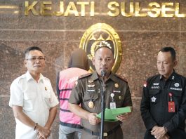 Tim Tabur Kejagung dan Kejati Sulsel Ringkus DPO Tersangka Dugaan Korupsi IM di Apartemen FOTO: Wakil Kepala Kejaksaan Tinggi Sulawesi Selatan, Prihatin, saat menggelar keterangan pers di terkait penangkapan IM (44) tersangka kasus dugaan korupsi penggunaan belanja hibah uang kepada Asosiasi Perusahaan Perjalanan Wisata Indonesia (ASITA) dari Dinas Pariwisata Provinsi Kalimantan Utara tahun anggaran 2021. Rabu (22/04/2026).