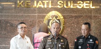 Tim Tabur Kejagung dan Kejati Sulsel Ringkus DPO Tersangka Dugaan Korupsi IM di Apartemen FOTO: Wakil Kepala Kejaksaan Tinggi Sulawesi Selatan, Prihatin, saat menggelar keterangan pers di terkait penangkapan IM (44) tersangka kasus dugaan korupsi penggunaan belanja hibah uang kepada Asosiasi Perusahaan Perjalanan Wisata Indonesia (ASITA) dari Dinas Pariwisata Provinsi Kalimantan Utara tahun anggaran 2021. Rabu (22/04/2026).
