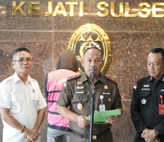 Tim Tabur Kejagung dan Kejati Sulsel Ringkus DPO Tersangka Dugaan Korupsi IM di Apartemen FOTO: Wakil Kepala Kejaksaan Tinggi Sulawesi Selatan, Prihatin, saat menggelar keterangan pers di terkait penangkapan IM (44) tersangka kasus dugaan korupsi penggunaan belanja hibah uang kepada Asosiasi Perusahaan Perjalanan Wisata Indonesia (ASITA) dari Dinas Pariwisata Provinsi Kalimantan Utara tahun anggaran 2021. Rabu (22/04/2026).