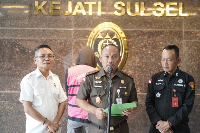 FOTO: Wakil Kepala Kejaksaan Tinggi Sulawesi Selatan, Prihatin, saat menggelar keterangan pers di terkait penangkapan IM (44) tersangka kasus dugaan korupsi penggunaan belanja hibah uang kepada Asosiasi Perusahaan Perjalanan Wisata Indonesia (ASITA) dari Dinas Pariwisata Provinsi Kalimantan Utara tahun anggaran 2021. Rabu (22/04/2026).