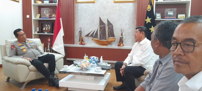 FOTO: Ketua Bidang Organisasi PWI Pusat selaku Plt Ketua PWI Sulsel Zulkifli Gani Ottoh, SH didampingi Andi Pasamangi Wawo, Ronal Ngantung (Penasehat), Faisal Palapa, Amrullah Bagito (OC/SC), H Rukman Nawawi (Bendahara) Rusly dan H Ilyas Nurdin (Panitia), bertemu Kapolda Sulsel di ruang kerjanya, Selasa siang (15/4).