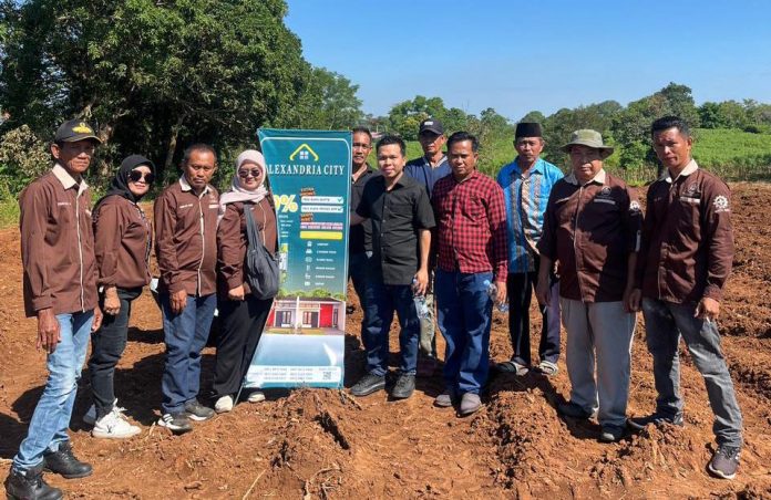 FOTO: PT. Bayao Sukses Bersama (BSB) saat melakukan peletakan batu pertama pembangunan perumahan subsidi program Presiden Prabowo di Moncongloe Bulu, Kecamatan Moncongloe, Kabupaten Maros, Sulawesi Selatan. Hari ini Rabu 15 April 2026.