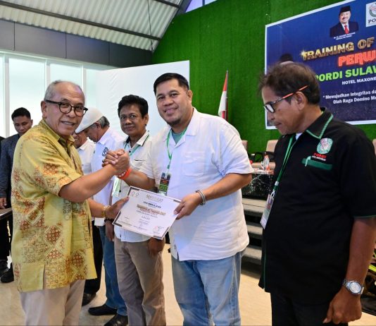 PORDI Sulsel Resmi Miliki Wasit Berintegritas FOTO: Ketua Pengurus Provinsi PORDI Sulsel, Dr. Ir. H. Ilham Arief Sirajuddin, MM (IAS) resmi melantik wasit permainan domino baik ditingkat Provinsi maupun ditingkatan pengurus Kabupaten dan kota di seluruh wilayah Sulsel. ToT itu resmi ditutup di hotel Maxone Makassar, Selasa, 14 April 2026.