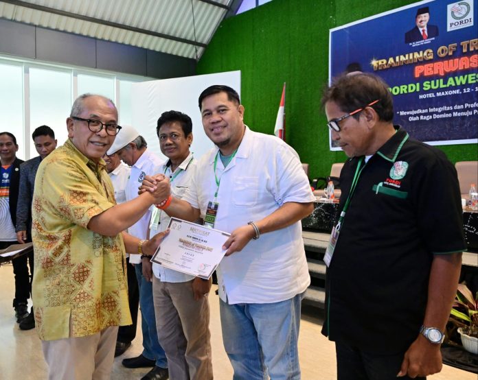 FOTO: Ketua Pengurus Provinsi PORDI Sulsel, Dr. Ir. H. Ilham Arief Sirajuddin, MM (IAS) resmi melantik wasit permainan domino baik ditingkat Provinsi maupun ditingkatan pengurus Kabupaten dan kota di seluruh wilayah Sulsel. ToT itu resmi ditutup di hotel Maxone Makassar, Selasa, 14 April 2026.