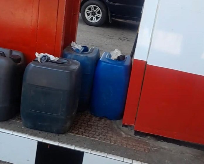 FOTO: Sejumlah jerigen diduga berisikan BBM Bersubsidi di SPBU Besse Kajuara, Kabupaten Bone, Sulawesi Selatan. (Istimewa)