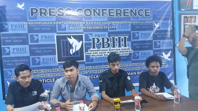 FOTO: Perhimpunan Bantuan Hukum dan Hak Asasi Manusia Indonesia (PBHI) Sulawesi Selatan saat menggelar keterangan pers di Makassar. Kamis, (16/4)