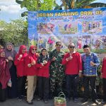 Lurah Manggala Ajak Warganya Tangani Sampah FOTO: Lurah Manggsla Syukri Abbas, S.Sos, M.Si bersama warga.