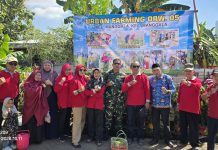 Lurah Manggala Ajak Warganya Tangani Sampah FOTO: Lurah Manggsla Syukri Abbas, S.Sos, M.Si bersama warga.