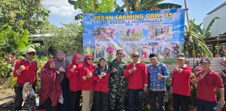 Lurah Manggala Ajak Warganya Tangani Sampah FOTO: Lurah Manggsla Syukri Abbas, S.Sos, M.Si bersama warga.