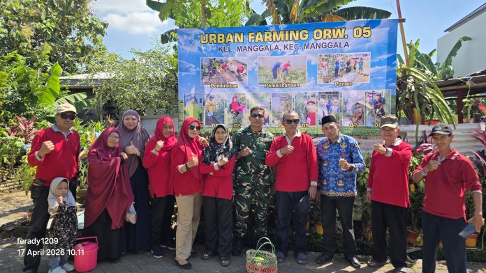 FOTO: Lurah Manggsla Syukri Abbas, S.Sos, M.Si bersama warga.