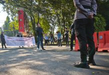 Massa Demo Mapolda Sulsel, Desak TP Diperiksa Terkait Dugaan Korupsi DAK Rp 6,3 M FOTO: Puluhan mahasiswa yang tergabung dalam Gerakan Advokasi Rakyat Demokrasi Nusantara menggeruduk Mapolda Sulawesi Selatan (Sulsel), Jalan Perintis Kemerdekaan, Makassar.