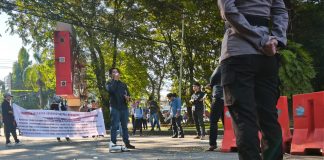 Massa Demo Mapolda Sulsel, Desak TP Diperiksa Terkait Dugaan Korupsi DAK Rp 6,3 M FOTO: Puluhan mahasiswa yang tergabung dalam Gerakan Advokasi Rakyat Demokrasi Nusantara menggeruduk Mapolda Sulawesi Selatan (Sulsel), Jalan Perintis Kemerdekaan, Makassar.
