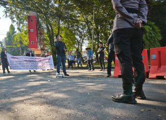 Massa Demo Mapolda Sulsel, Desak TP Diperiksa Terkait Dugaan Korupsi DAK Rp 6,3 M FOTO: Puluhan mahasiswa yang tergabung dalam Gerakan Advokasi Rakyat Demokrasi Nusantara menggeruduk Mapolda Sulawesi Selatan (Sulsel), Jalan Perintis Kemerdekaan, Makassar.
