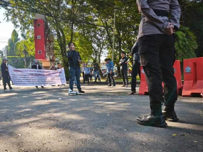 FOTO: Puluhan mahasiswa yang tergabung dalam Gerakan Advokasi Rakyat Demokrasi Nusantara menggeruduk Mapolda Sulawesi Selatan (Sulsel), Jalan Perintis Kemerdekaan, Makassar.