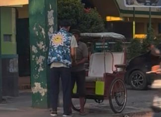 Pasca Jeda Lebaran, TRC AMPI Sulsel Kembali Hadir Lewat “Grebek Jumat” di Kota Makassar FOTO: Tim Reaksi Cepat (TRC) AMPI Sulawesi Selatan kembali mengaktifkan kegiatan rutinnya bertajuk “Gerebek Jum’at” setelah jeda selama momentum Idulfitri.