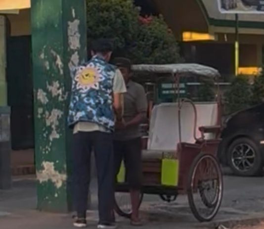 Pasca Jeda Lebaran, TRC AMPI Sulsel Kembali Hadir Lewat “Grebek Jumat” di Kota Makassar FOTO: Tim Reaksi Cepat (TRC) AMPI Sulawesi Selatan kembali mengaktifkan kegiatan rutinnya bertajuk “Gerebek Jum’at” setelah jeda selama momentum Idulfitri.