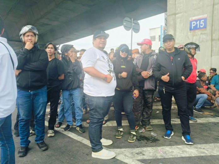 FOTO: Mukram (Kemeja Putih), Ketua Laskar Garuda Indonesia. 