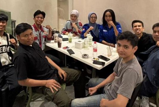 Gelombang Protes Mahasiswa: Anggaran Fantastik Pemprov Kaltim Picu Krisis Kepercayaan Publik FOTO: Aliansi EAST Borneo Bersatu. Sejumlah organisasi daerah seperti HIPMA-KT Cabang Makassar, Mahasiswa asal Berau, serta lembaga mahasiswa asal Paser di Makassar.