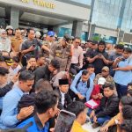 Gerakan Mahasiswa Melawan Dinasti Politik: Seruan dari Makassar untuk Kalimantan Timur FOTO: Aksi mahasiswa yang memaksa bertemu Gubernur Kaltim Rudy Mas’ud. Unjuk rasa sempat memanas akibat dorong-mendorong dengan aparat keamanan. (Properti: sapos.co.id)