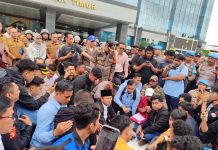 Gerakan Mahasiswa Melawan Dinasti Politik: Seruan dari Makassar untuk Kalimantan Timur FOTO: Aksi mahasiswa yang memaksa bertemu Gubernur Kaltim Rudy Mas’ud. Unjuk rasa sempat memanas akibat dorong-mendorong dengan aparat keamanan. (Properti: sapos.co.id)