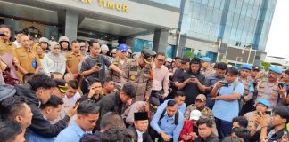 Gerakan Mahasiswa Melawan Dinasti Politik: Seruan dari Makassar untuk Kalimantan Timur FOTO: Aksi mahasiswa yang memaksa bertemu Gubernur Kaltim Rudy Mas’ud. Unjuk rasa sempat memanas akibat dorong-mendorong dengan aparat keamanan. (Properti: sapos.co.id)