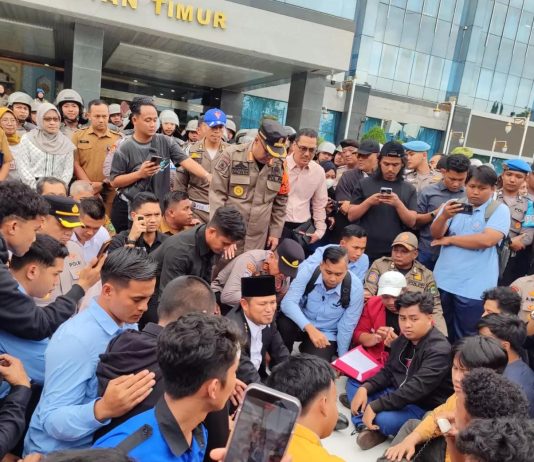 Gerakan Mahasiswa Melawan Dinasti Politik: Seruan dari Makassar untuk Kalimantan Timur FOTO: Aksi mahasiswa yang memaksa bertemu Gubernur Kaltim Rudy Mas’ud. Unjuk rasa sempat memanas akibat dorong-mendorong dengan aparat keamanan. (Properti: sapos.co.id)