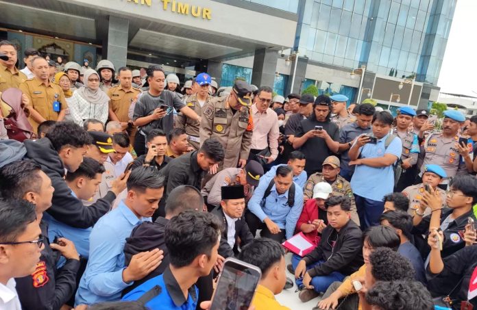 FOTO: Aksi mahasiswa yang memaksa bertemu Gubernur Kaltim Rudy Mas&rsquo;ud. Unjuk rasa sempat memanas akibat dorong-mendorong dengan aparat keamanan. (Properti: sapos.co.id)