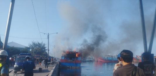 Kebakaran Kapal di Pelabuhan Mayangan, Api Hanguskan Gracias tanpa Korban Jiwa Img 20260420 Wa0067