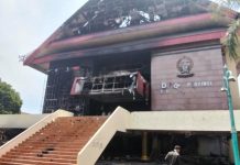 Netizen Soroti Pengadaan Kapas Wajah Pimpinan DPRD Sulsel Rp 9,7 Miliar, Front GERDA Bakal Unras FOTO: Kerusakan parah tampak di Gedung DPRD Sulsel yang tinggal rangka besi usai dibakar massa Makassar Sulsel, (Dok. Diksiber.id-Kondisi)